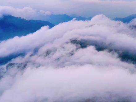 北京看云海星空的好去处，就在房山区四台村白草畔景区，高山草甸非常适合踏春！