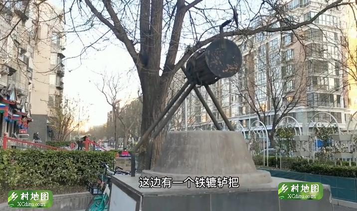 北京东花市铁辘轳把，每到半夜附近皂君庙的一对铁狮子就来喝水  